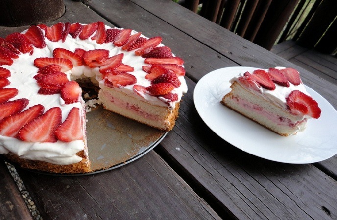 strawberry-dessert-recipes-cream-filled-and-pudding-strawberries